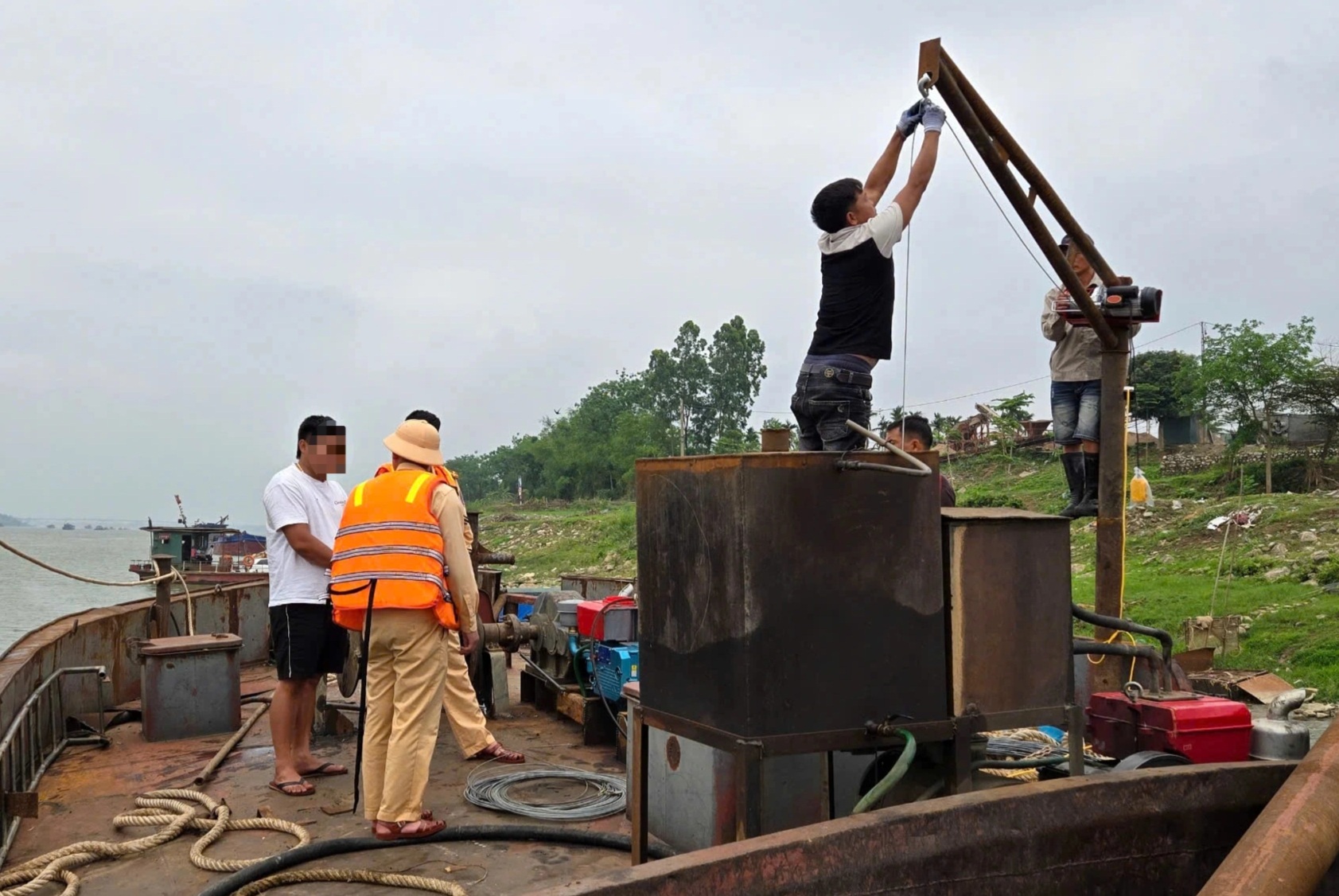 Hà Nội siết chặt phương tiện tàu thủy gắn thiết bị khai thác cát trên sông