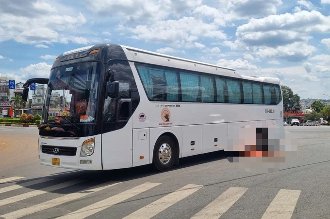 Đi bộ qua đường, người phụ nữ bị xe khách tông tử vong