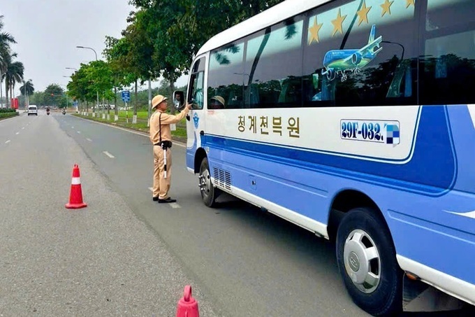 CSGT kiểm tra đột xuất, nhiều lái xe khách chở công nhân "dính" cồn