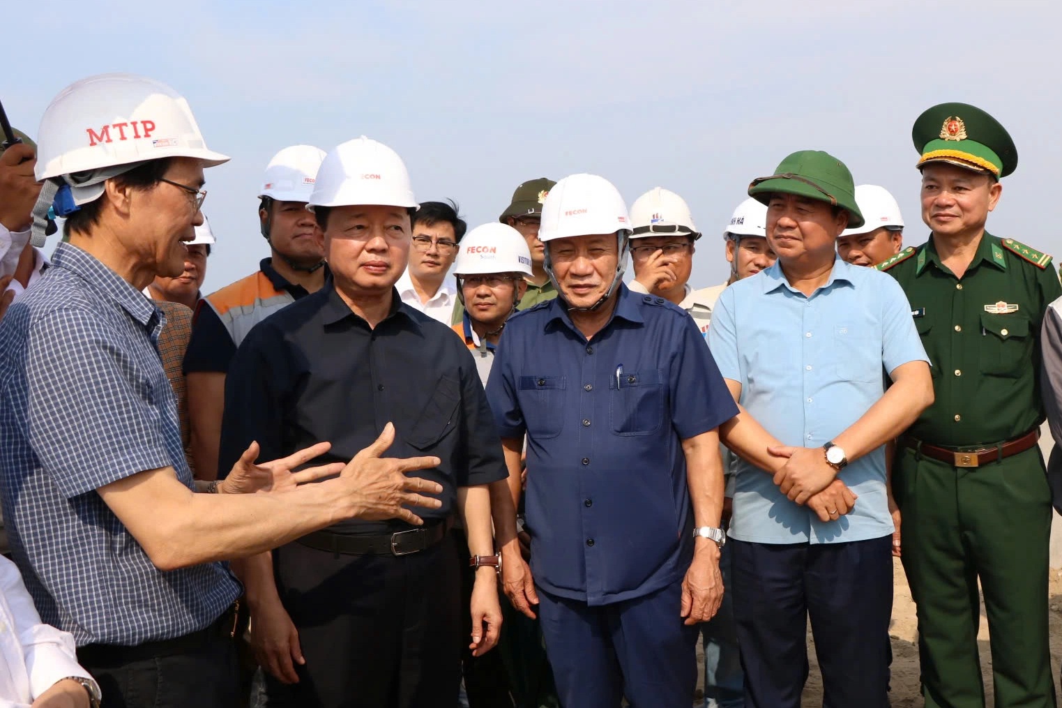 Phó Thủ tướng kiểm tra dự án sân bay, công trình hàng hải cấp đặc biệt