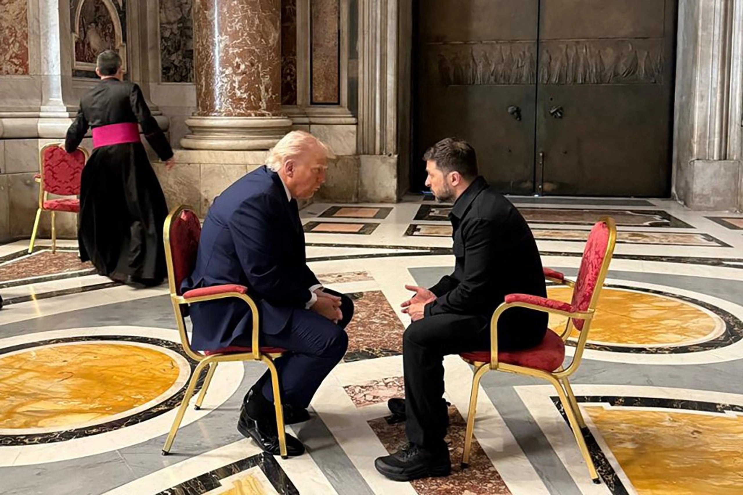 Cuộc gặp ngắn giữa ông Trump và ông Zelensky thắp lên hy vọng cho Ukraine