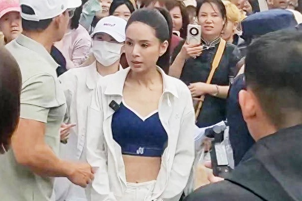 "Tiểu Long Nữ" Lý Nhược Đồng khoe vòng eo đáng mơ ước ở tuổi 59