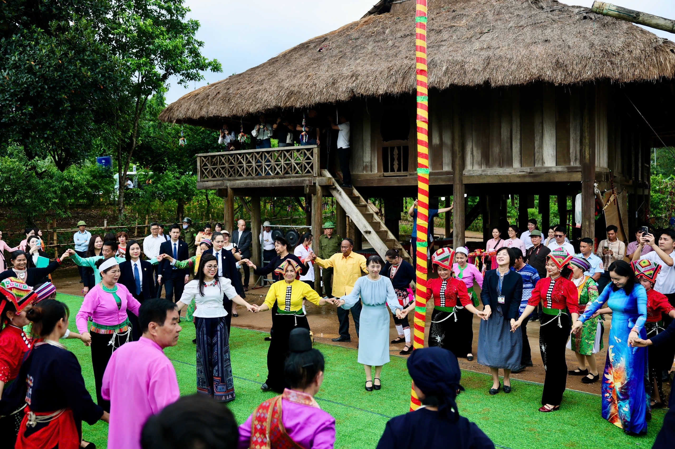 Phu nhân Bích Trân và phu nhân Thủ tướng Nhật cùng múa xòe Thái, ném còn