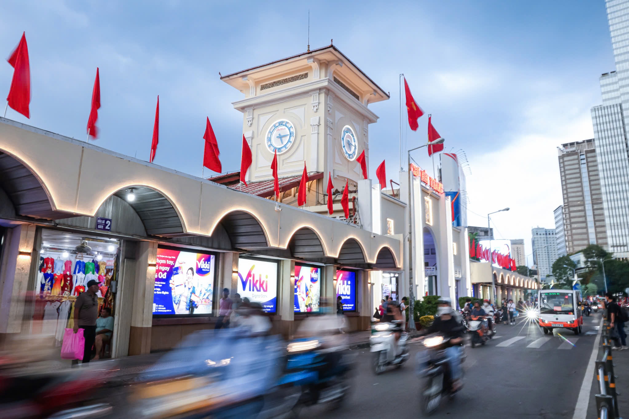 TPHCM: Rực rỡ cờ hoa, khát vọng và dấu ấn những thương hiệu ngân hàng
