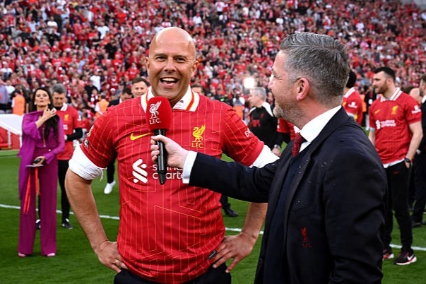 HLV Arne Slot tri ân Jurgen Klopp trong ngày Liverpool vô địch