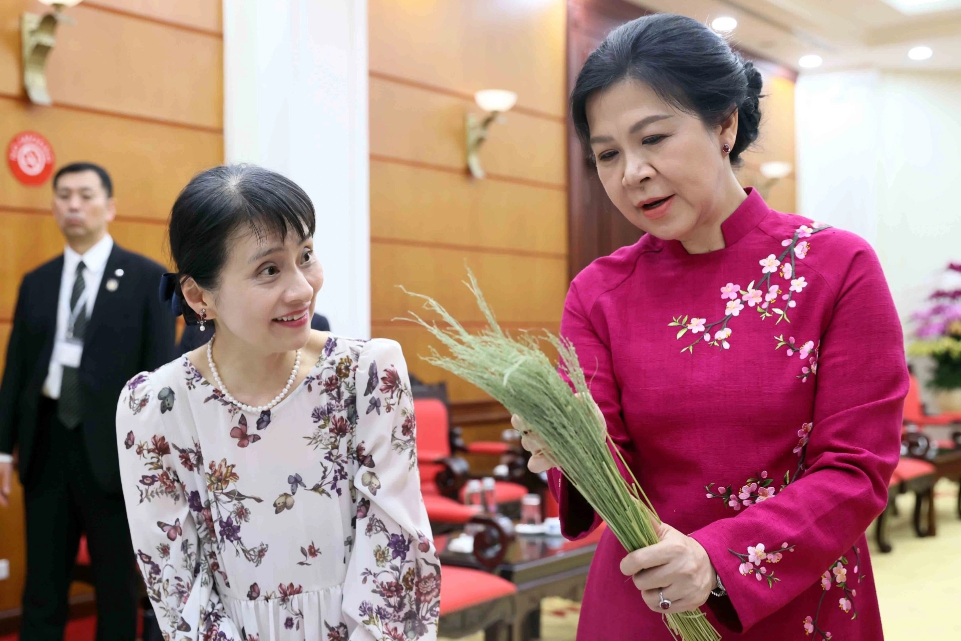 Phu nhân Tổng Bí thư cùng Phu nhân Thủ tướng Nhật Bản làm bánh cốm Hà Nội