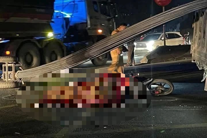 Xe máy đâm vào xe kéo tự chế, một người tử vong
