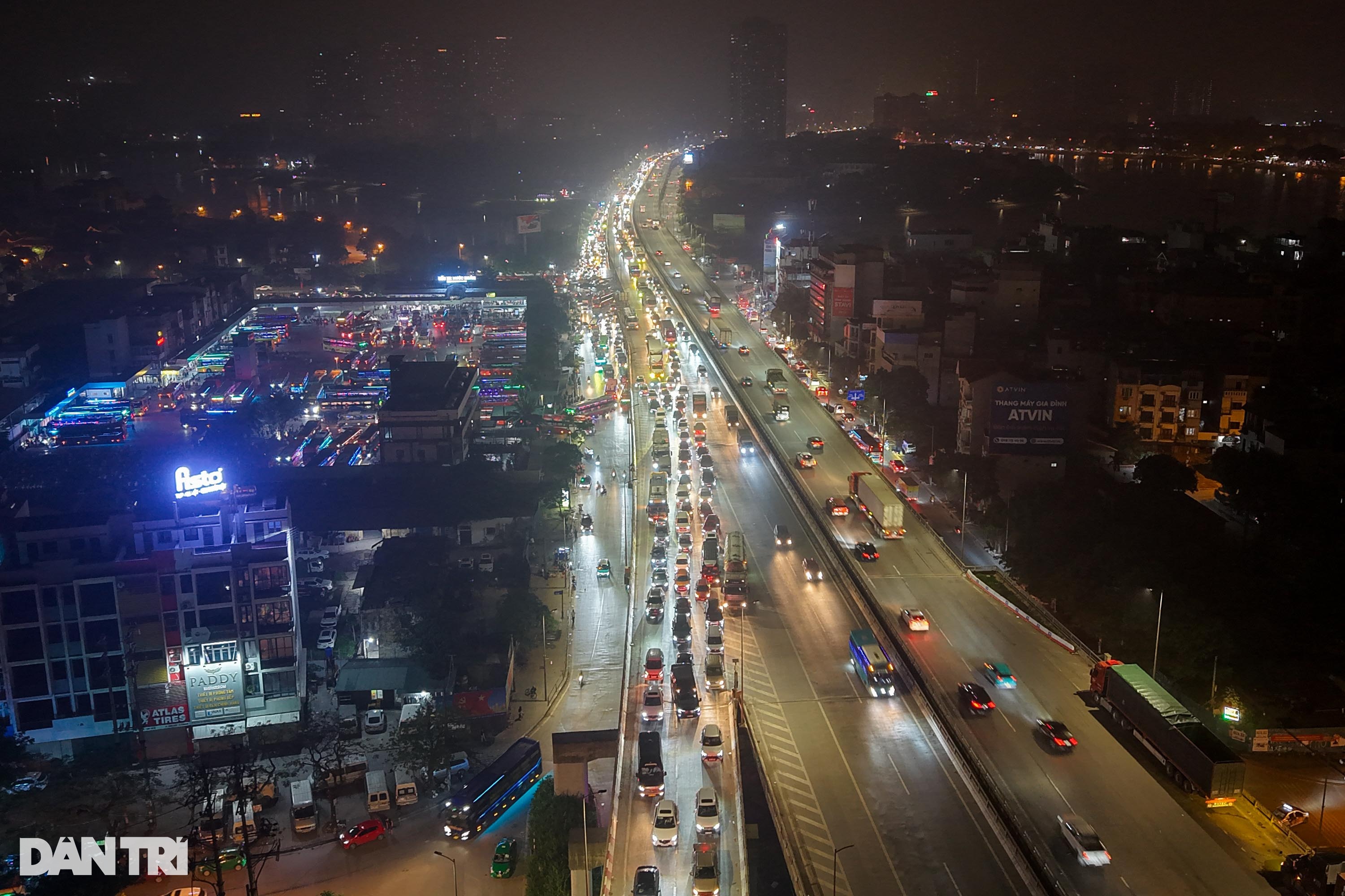 Nửa đêm, hàng nghìn ô tô xếp hàng dài nhích từng mét rời thủ đô