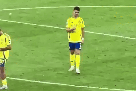 Hành động vô cùng khó hiểu của C.Ronaldo sau khi bị loại