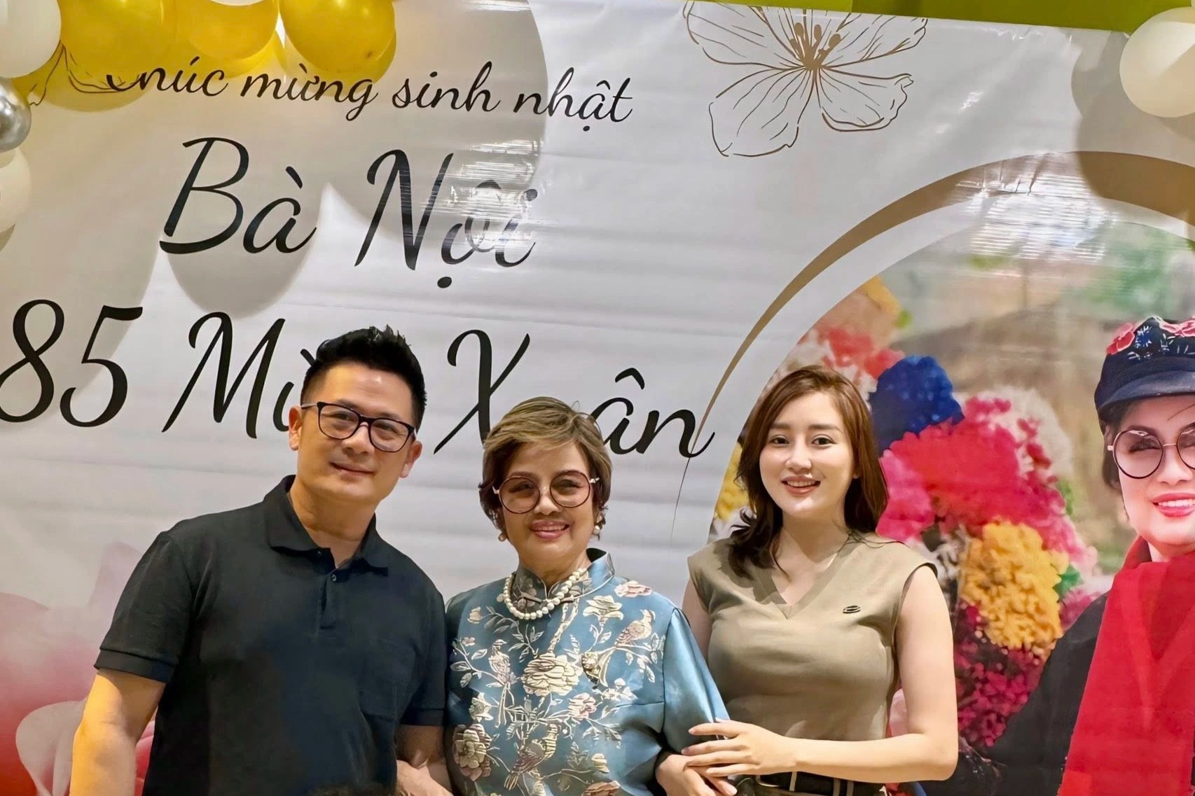 Bằng Kiều và vợ tổ chức mừng thọ mẹ 85 tuổi