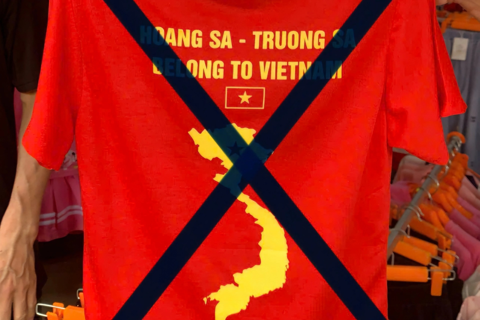 Xử phạt tiểu thương bán áo in bản đồ Việt Nam thiếu Hoàng Sa, Trường Sa