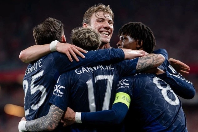 Nghịch lý đầy mâu thuẫn biến Man Utd thành "kẻ hai mặt"