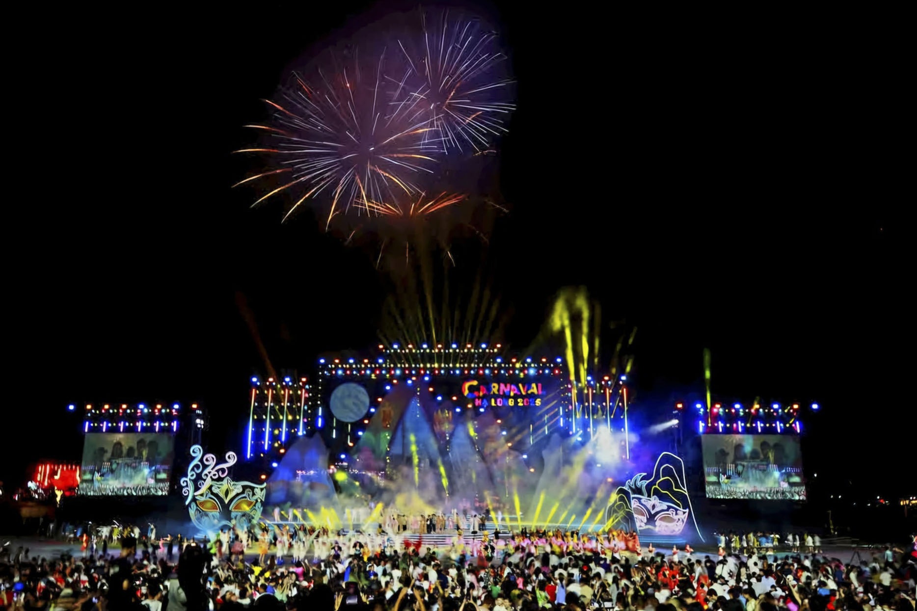 Carnaval Hạ Long mở màn chuỗi sự kiện du lịch hè của "thành phố di sản"