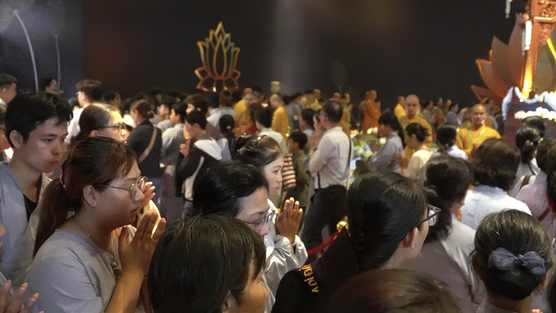Ngày đầu tiên, tăng ni, phật tử chiêm bái xá lợi Đức Phật ở TPHCM