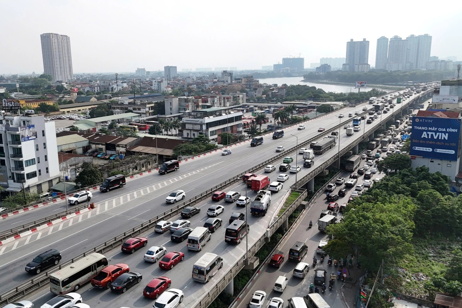 Người dân trở về Hà Nội sớm, cửa ngõ thủ đô ùn ứ