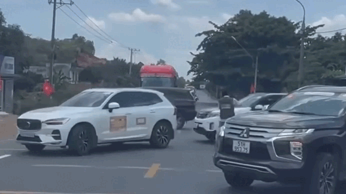 Diễn biến mới vụ 2 ô tô chặn quốc lộ cho đoàn xe doanh nhân đi