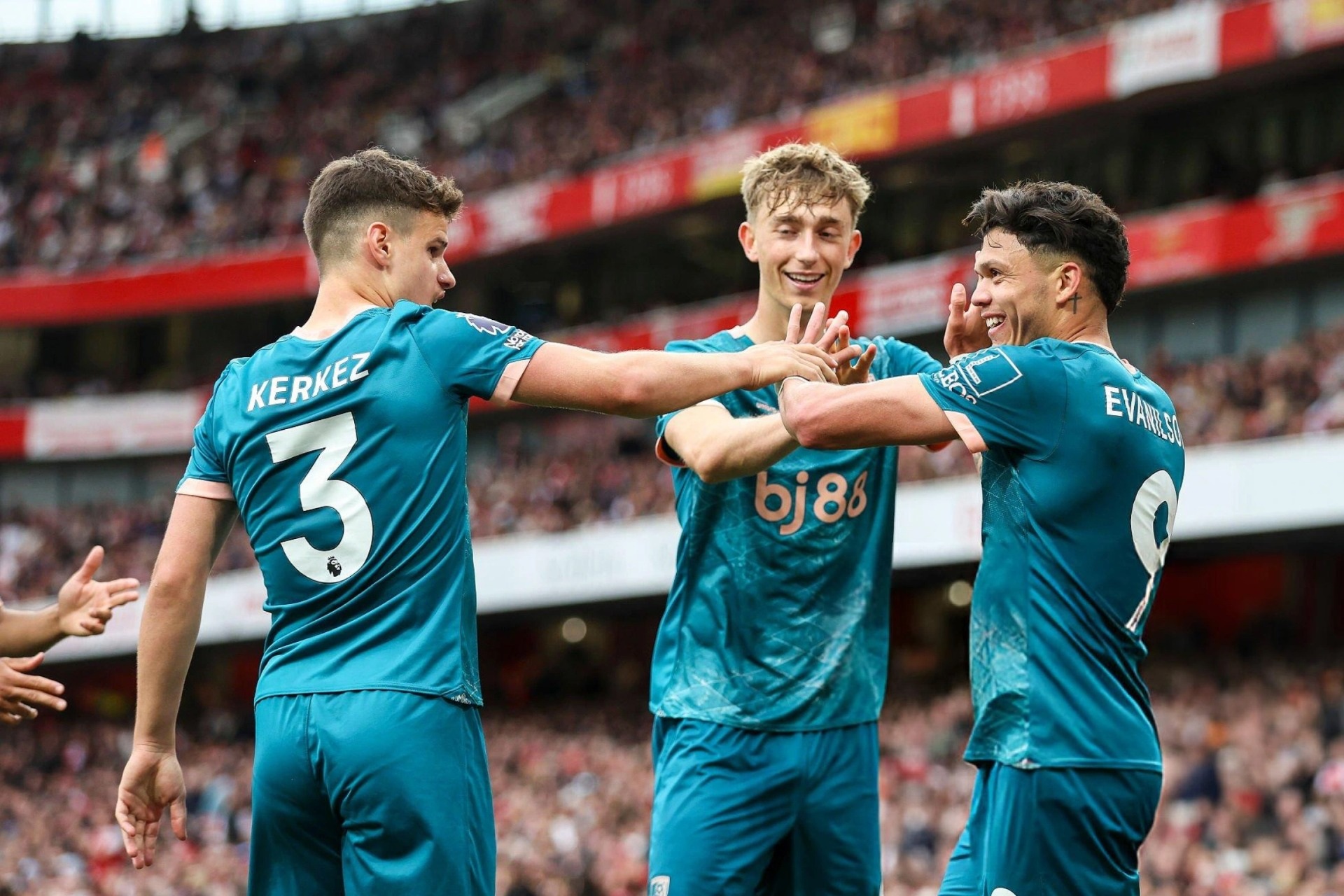 Arsenal lung lay vị trí  thứ hai Premier League