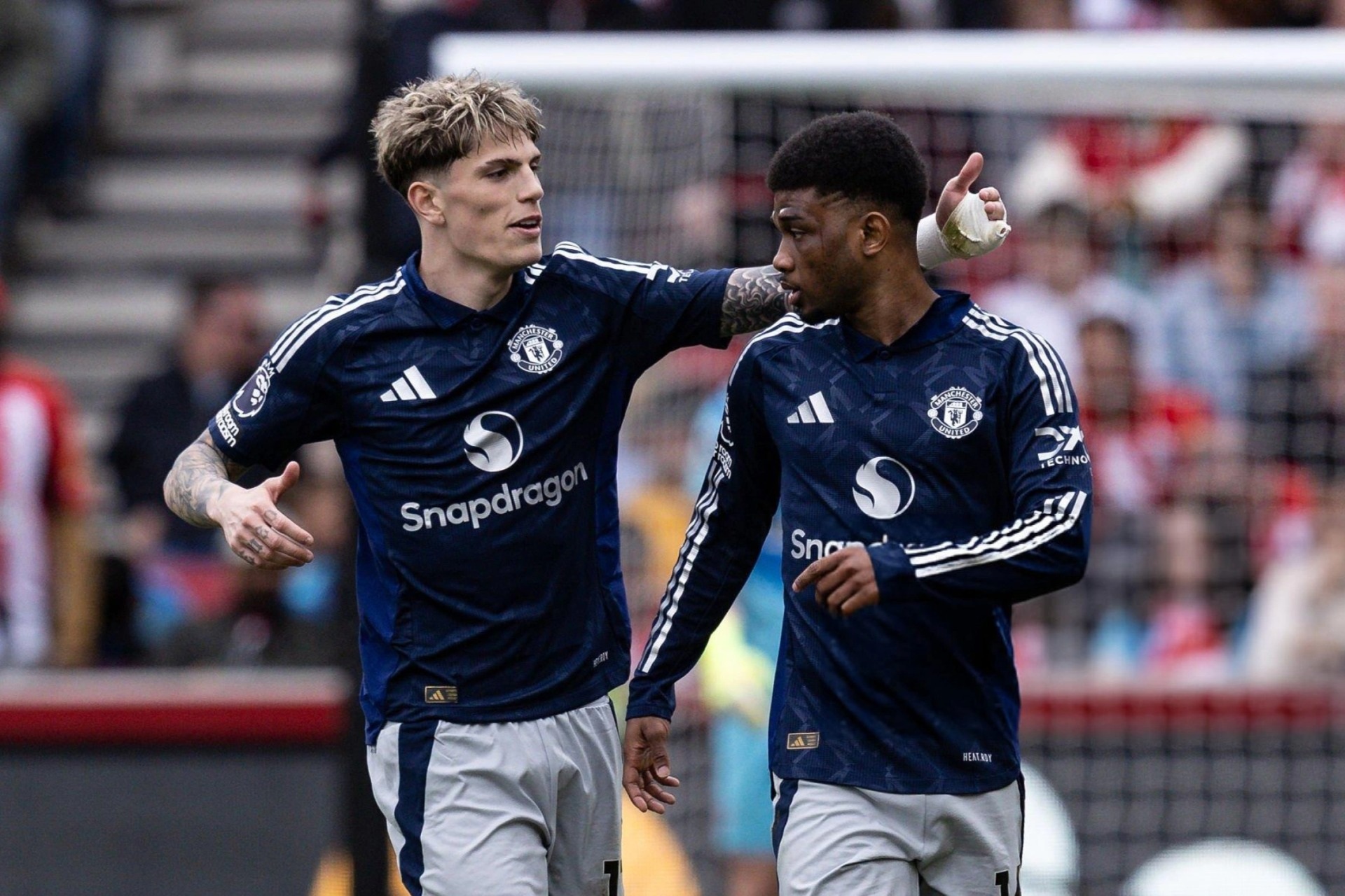 Man Utd trắng tay trong "cơn mưa bàn thắng" trên sân Brentford