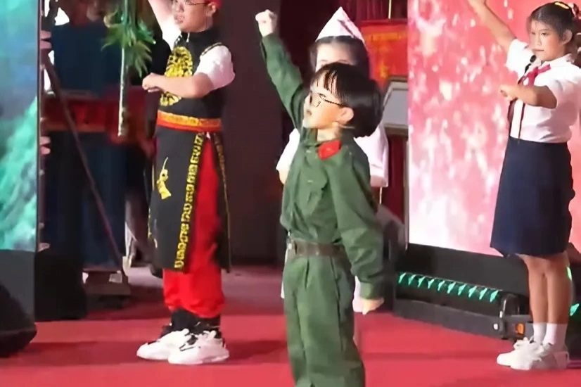"Em bé chất" xúc động khi được biểu diễn tại Hội trường Thống Nhất
