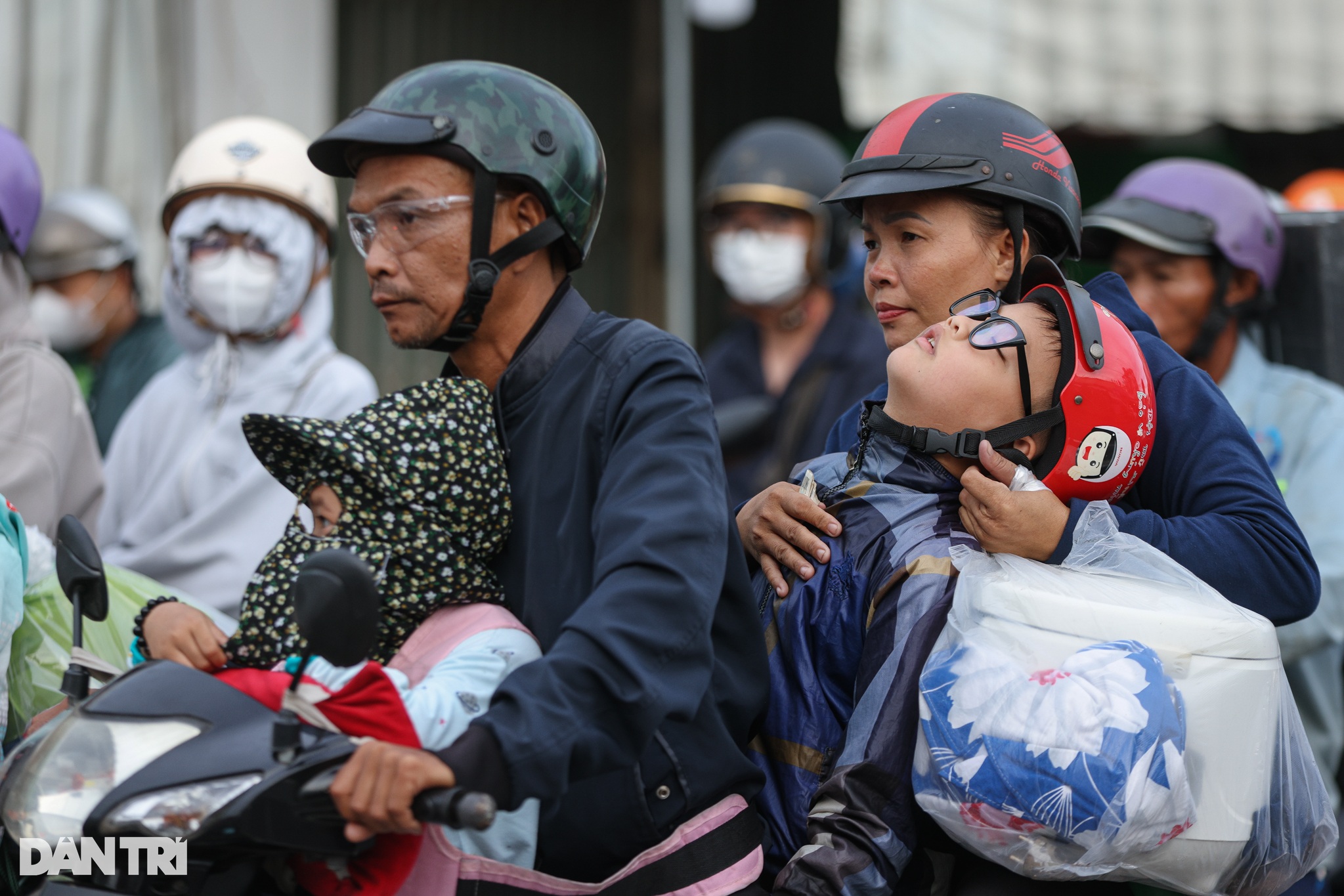 Người dân trở lại TPHCM sau kỳ nghỉ lễ 30/4: Kẹt xe, mệt mỏi dưới nắng nóng