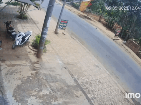 Xe máy và người trượt dài trên đường sau va chạm với taxi