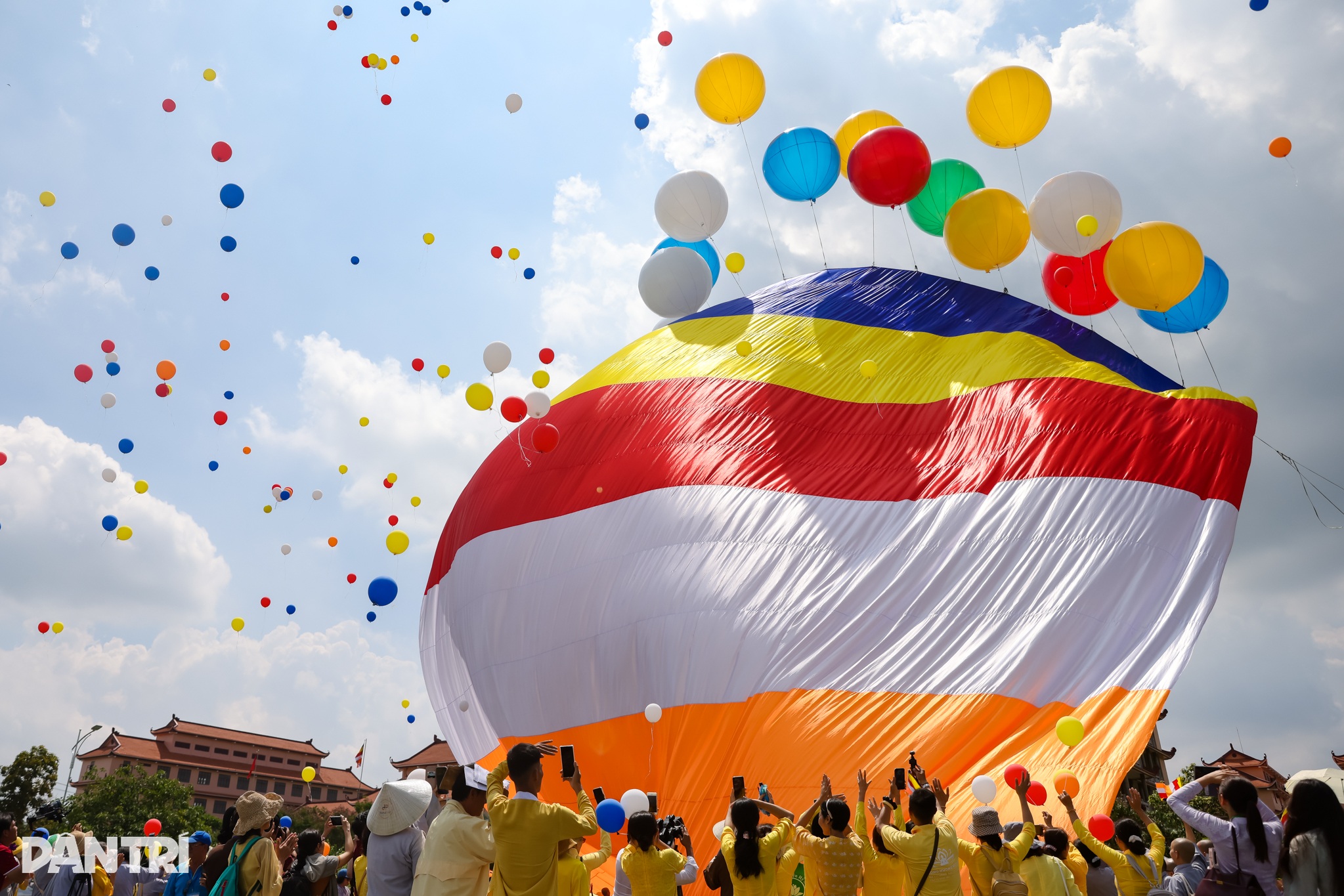 Đại Phật kỳ lớn nhất thế giới tung bay tại Đại lễ Vesak 2025 ở TPHCM