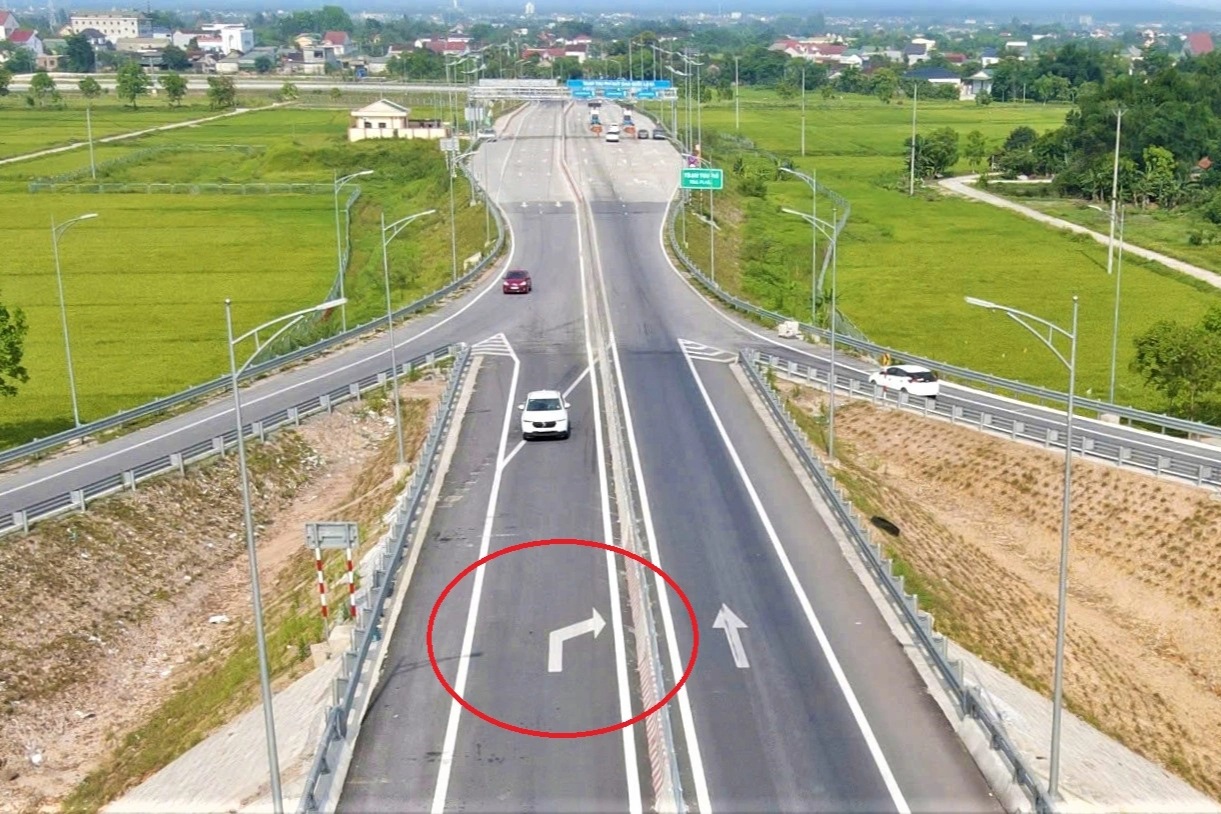 Vạch kẻ đường khó hiểu trên nút giao cao tốc qua Hà Tĩnh
