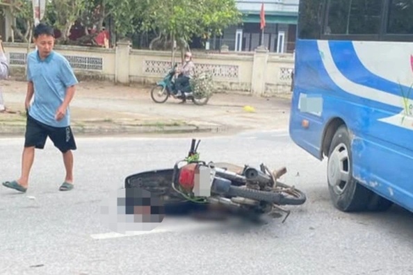 Va chạm với xe đưa đón công nhân, một người tử vong