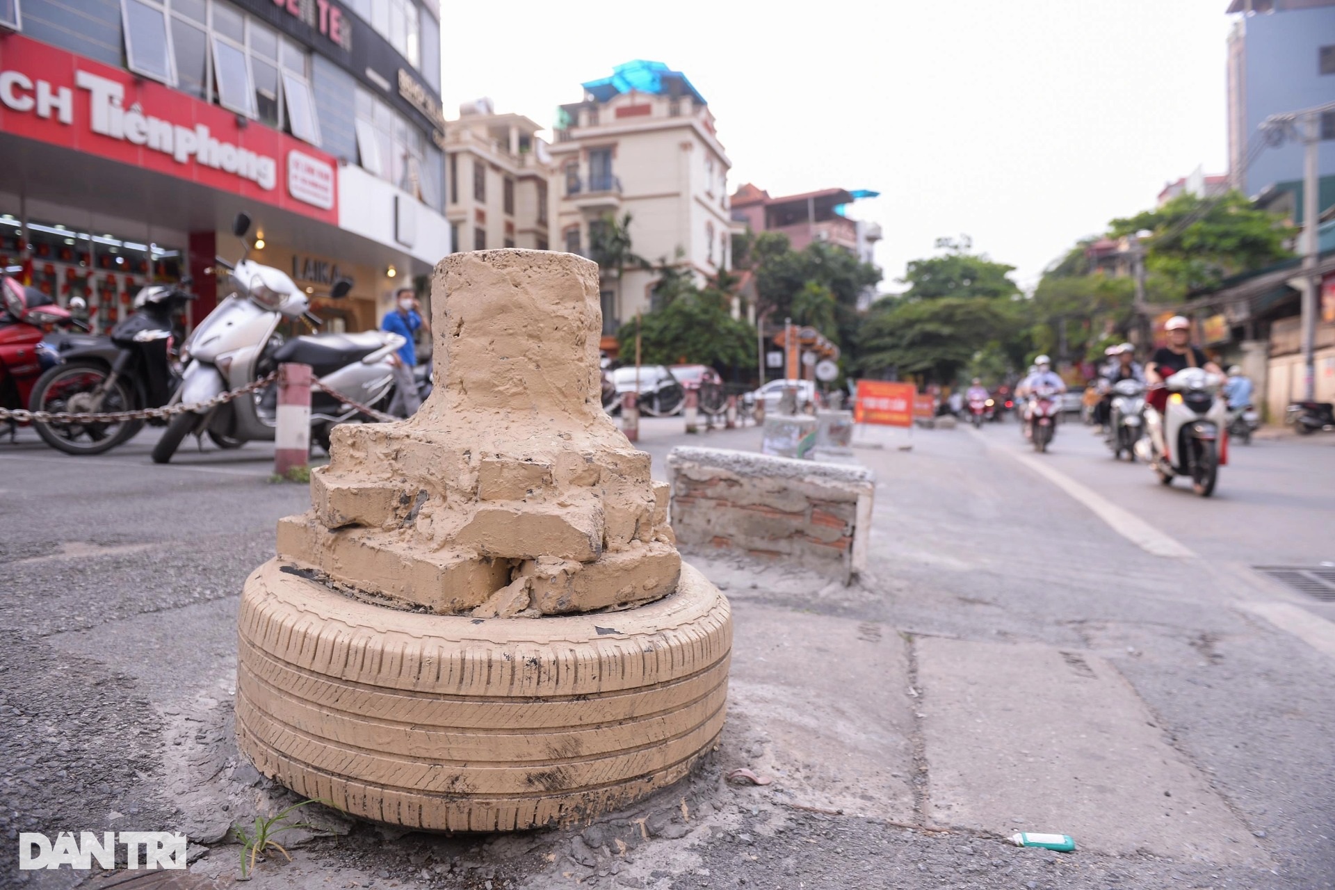 5 trụ bê tông bất ngờ "mọc lù lù" trước khu chung cư ở Hà Nội