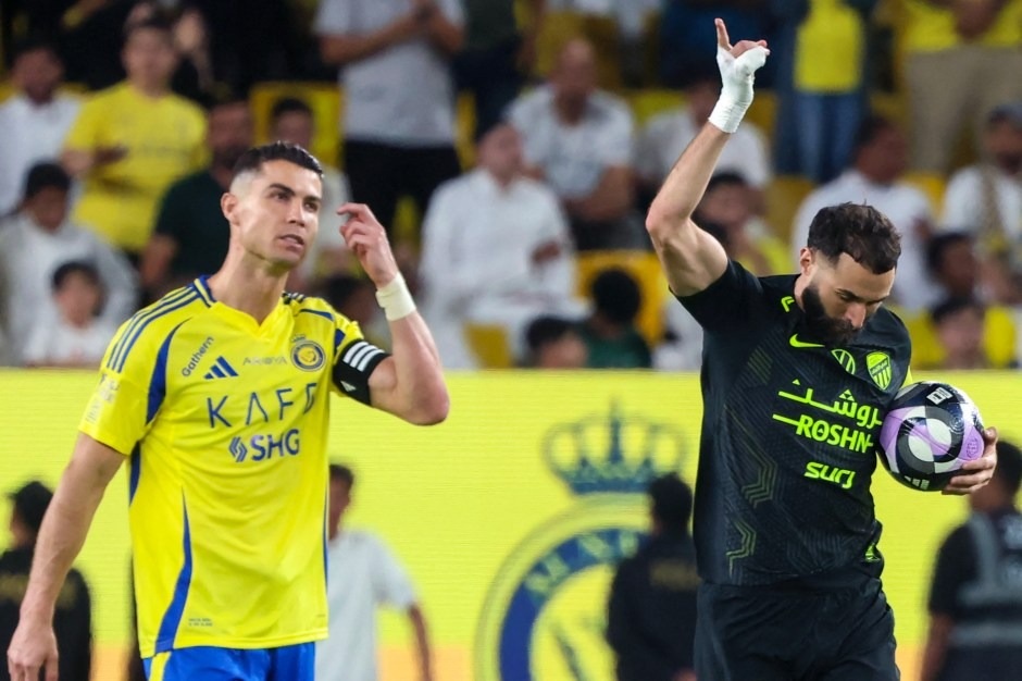 Đội nhà thua ngược cay đắng, Ronaldo chỉ trích đồng đội đá như mơ ngủ