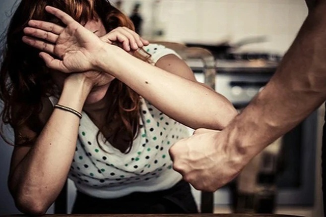Bị chồng đánh đập suốt 20 năm, tôi nên làm gì để giải thoát?