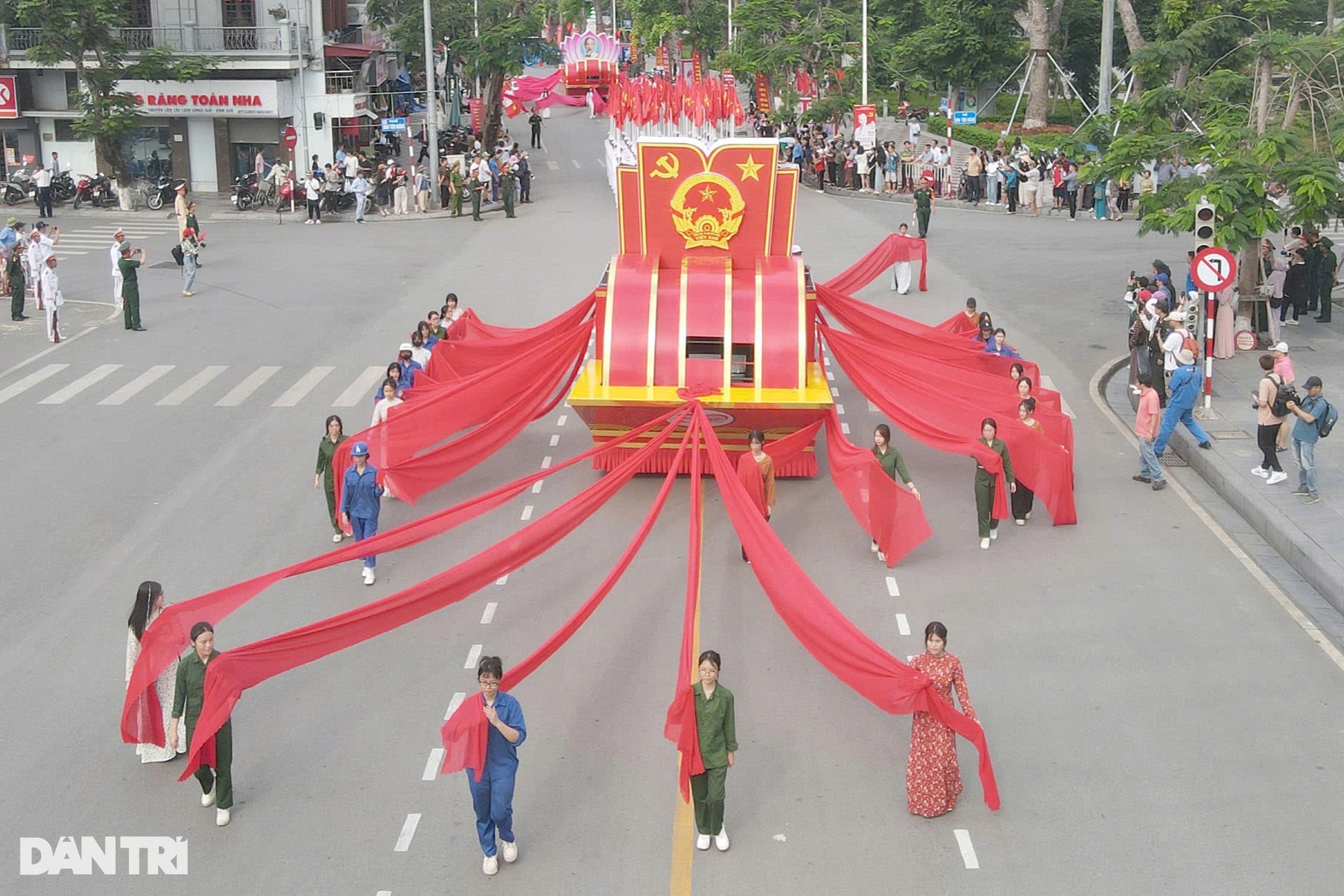Hợp luyện duyệt đội ngũ và diễu hành mừng 70 năm Ngày Giải phóng Hải Phòng