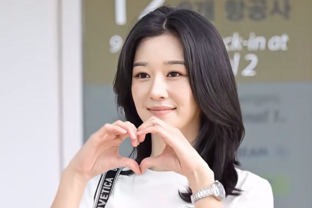 "Điên nữ" Seo Ye Ji khoe ảnh đến Việt Nam với 2 triệu người hâm mộ