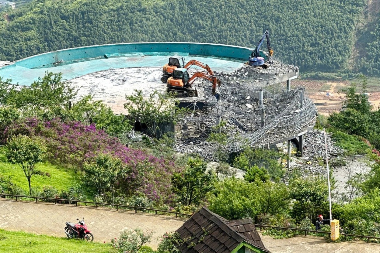 Phá dỡ điểm "sống ảo" vườn vô cực ở Sa Pa
