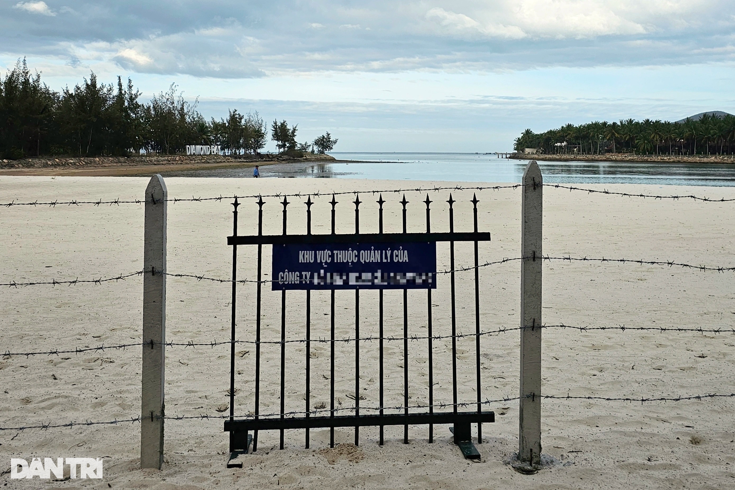 Tháo dỡ hàng rào kẽm gai trên biển Nha Trang