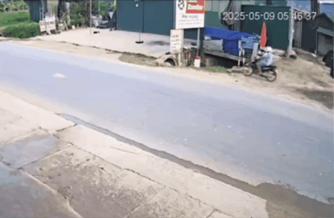Người đàn ông tự lao xe máy xuống cống ven đường tử vong