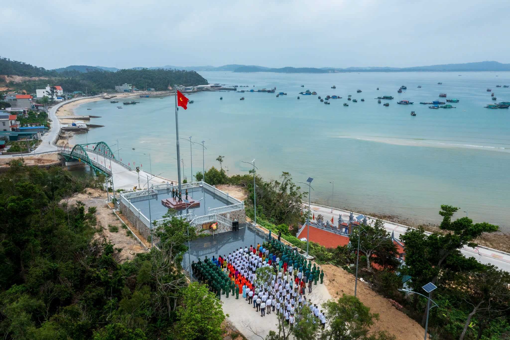 Hơn một nghìn người hát Quốc ca tại Lễ Thượng cờ trên đảo Cô Tô