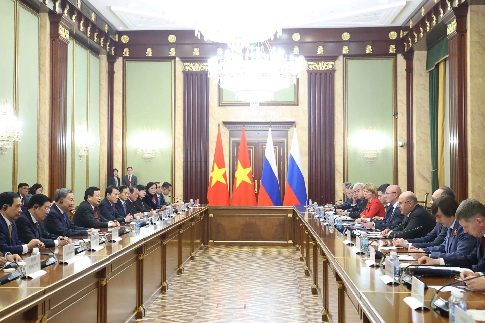 Việt Nam đặc biệt coi trọng quan hệ hữu nghị truyền thống với Liên bang Nga