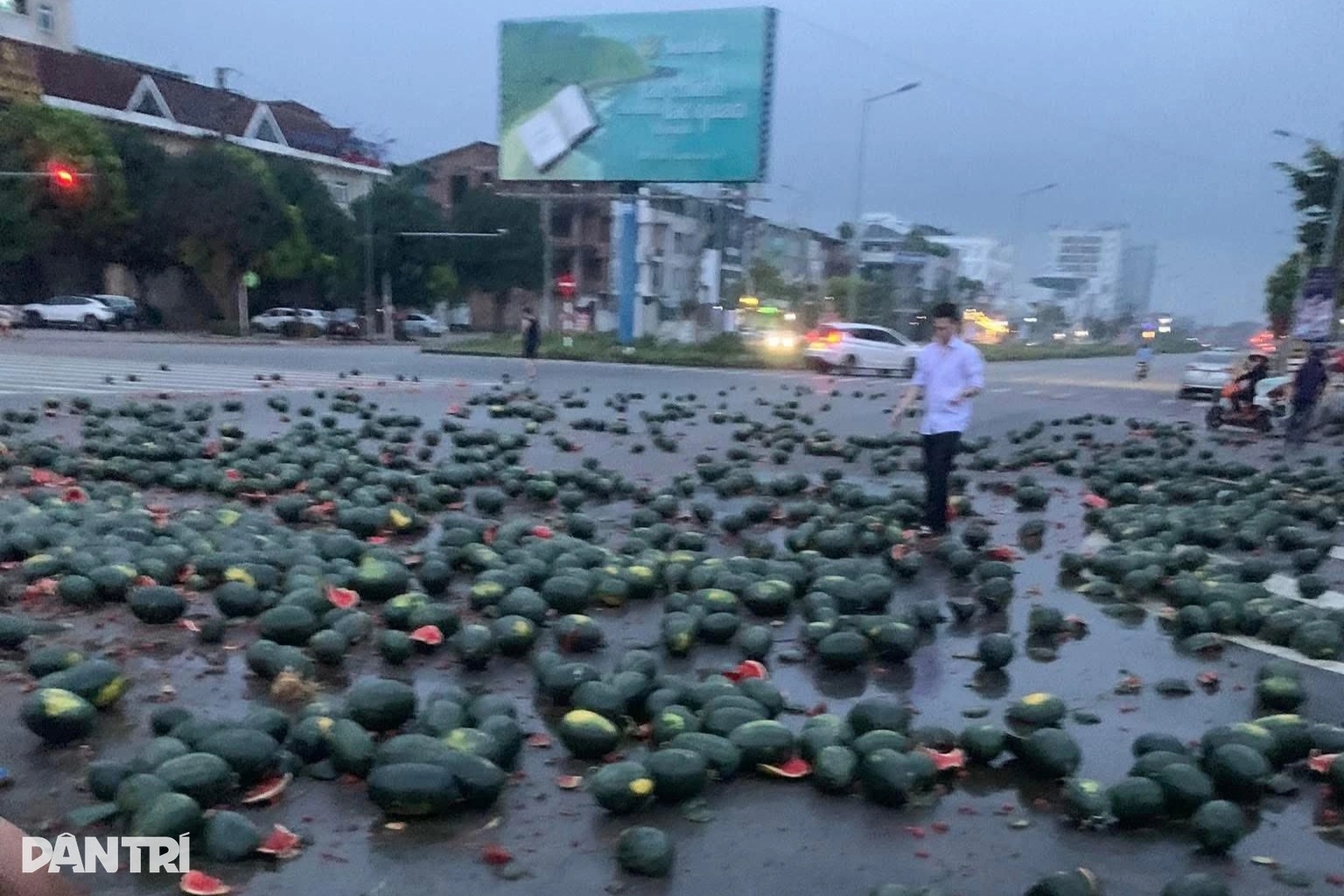 Người dân Vinh xếp hàng chuyền dưa hấu cho tài xế sau tai nạn
