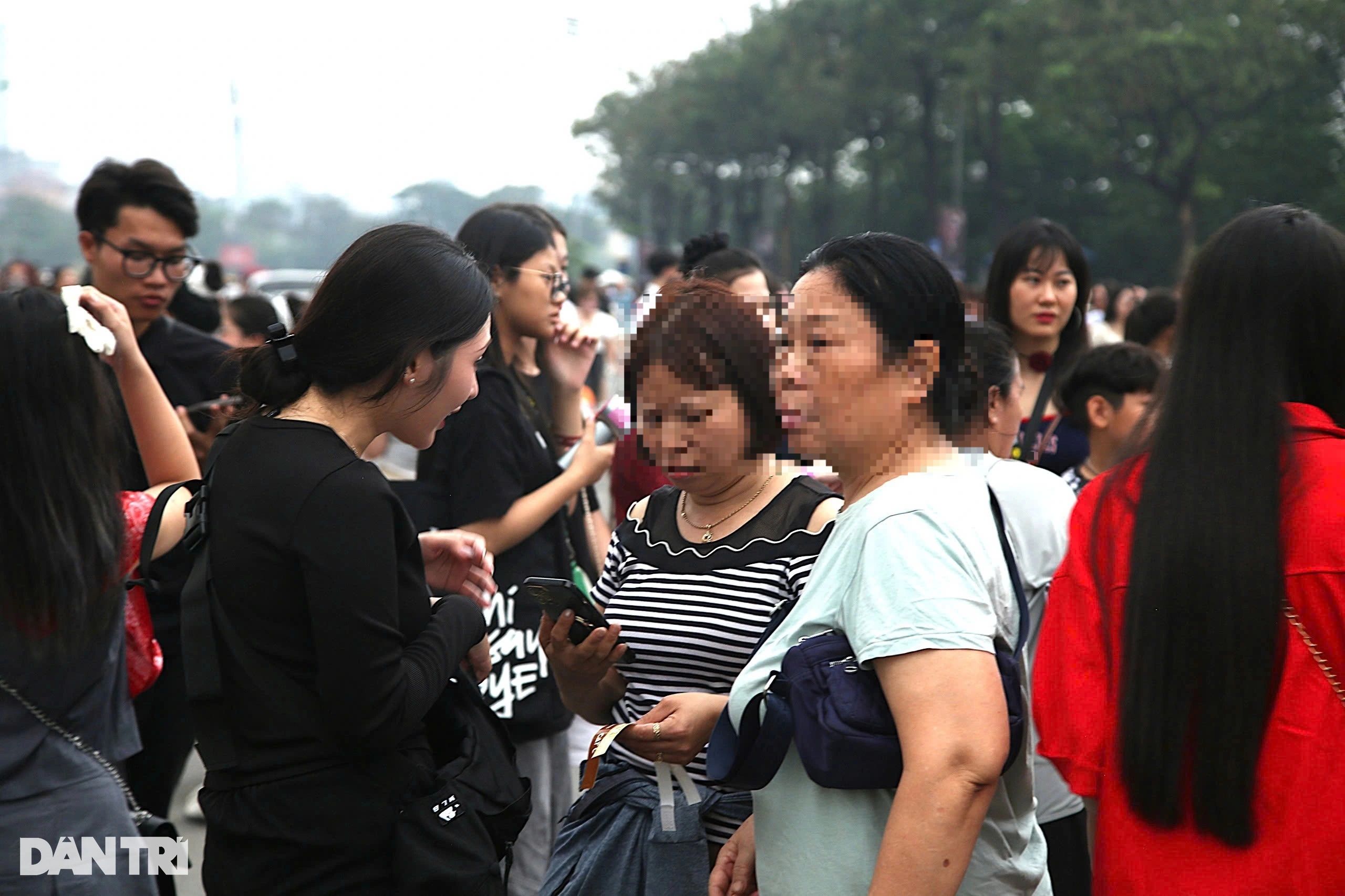 Phe vé hoạt động rầm rộ trước đêm nhạc "Anh trai say hi" ở Hà Nội