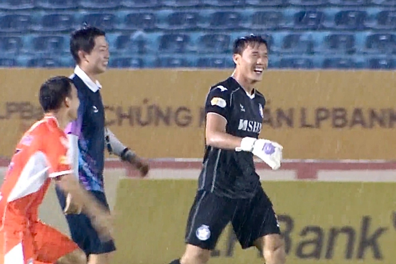 Thủ môn Bùi Tiến Dũng ghi bàn cho Đà Nẵng, Hà Nội FC đánh bại SL Nghệ An