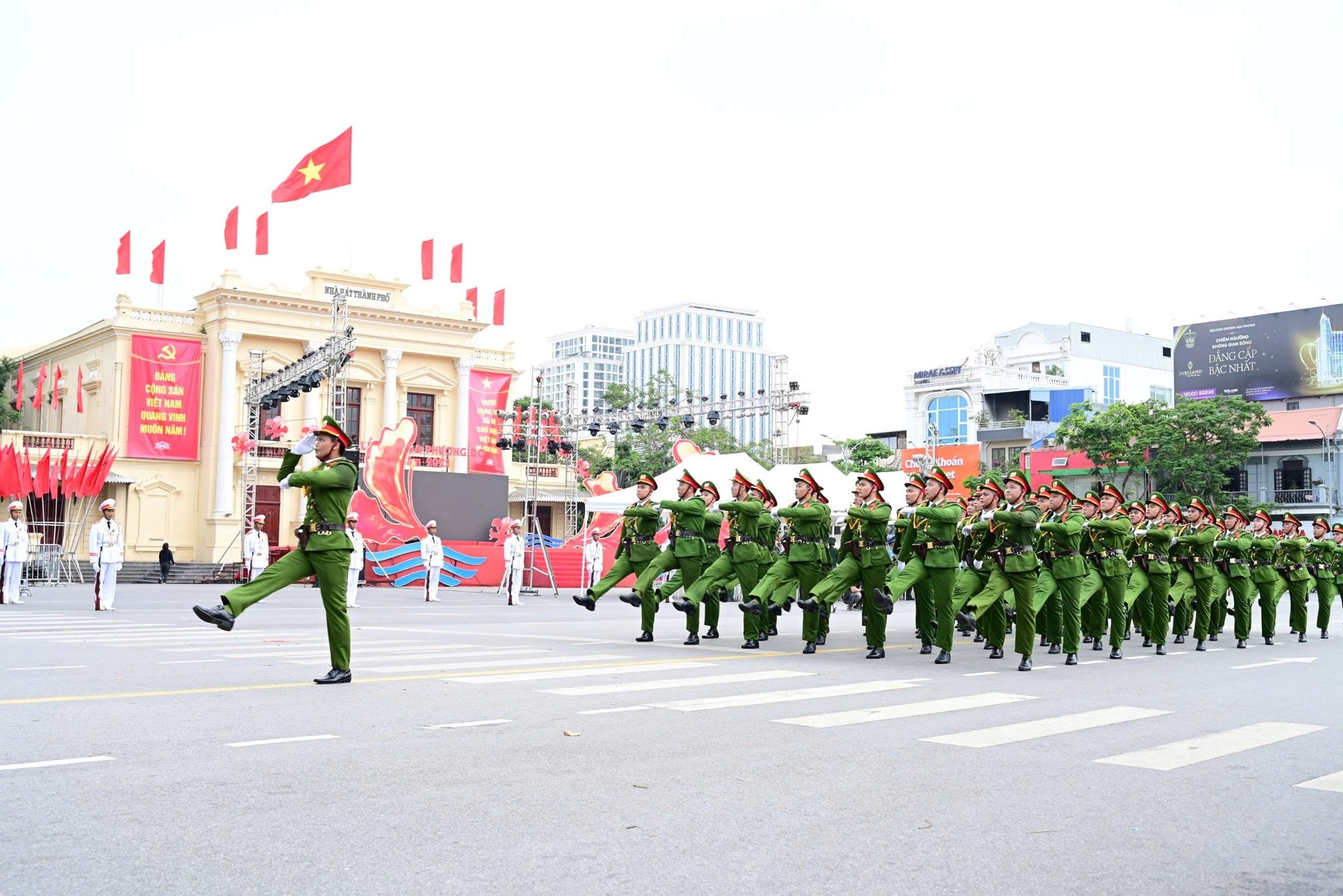 Gần 3.000 người duyệt đội ngũ, diễu hành mừng 70 năm giải phóng Hải Phòng