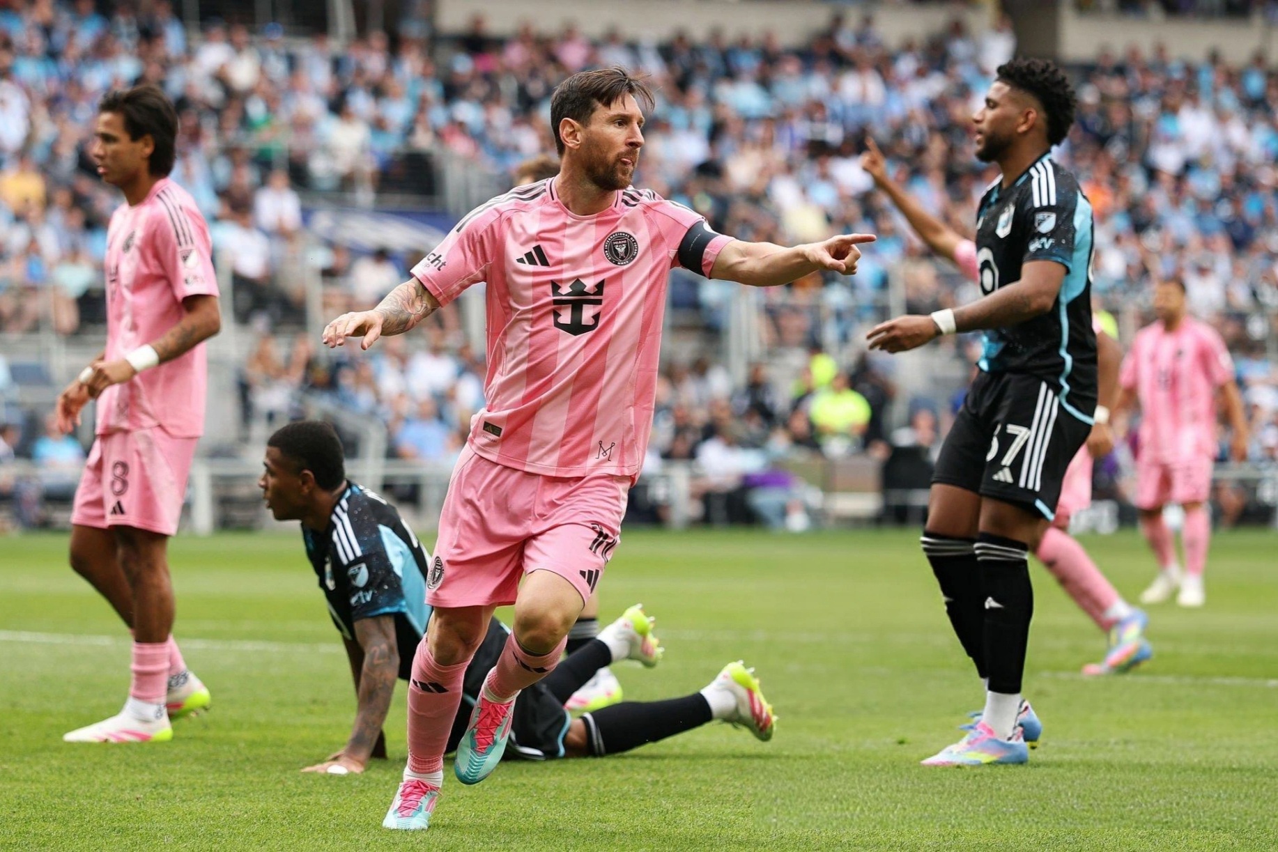 Lionel Messi ghi bàn, Inter Miami thua thảm khó tin
