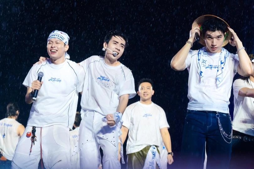 Hàng chục nghìn người đội mưa xem dàn "Anh trai say hi" hát và… khóc