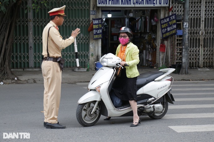 Xe máy nối đuôi nhau đi ngược chiều ở Hà Nội bị cảnh sát xử phạt