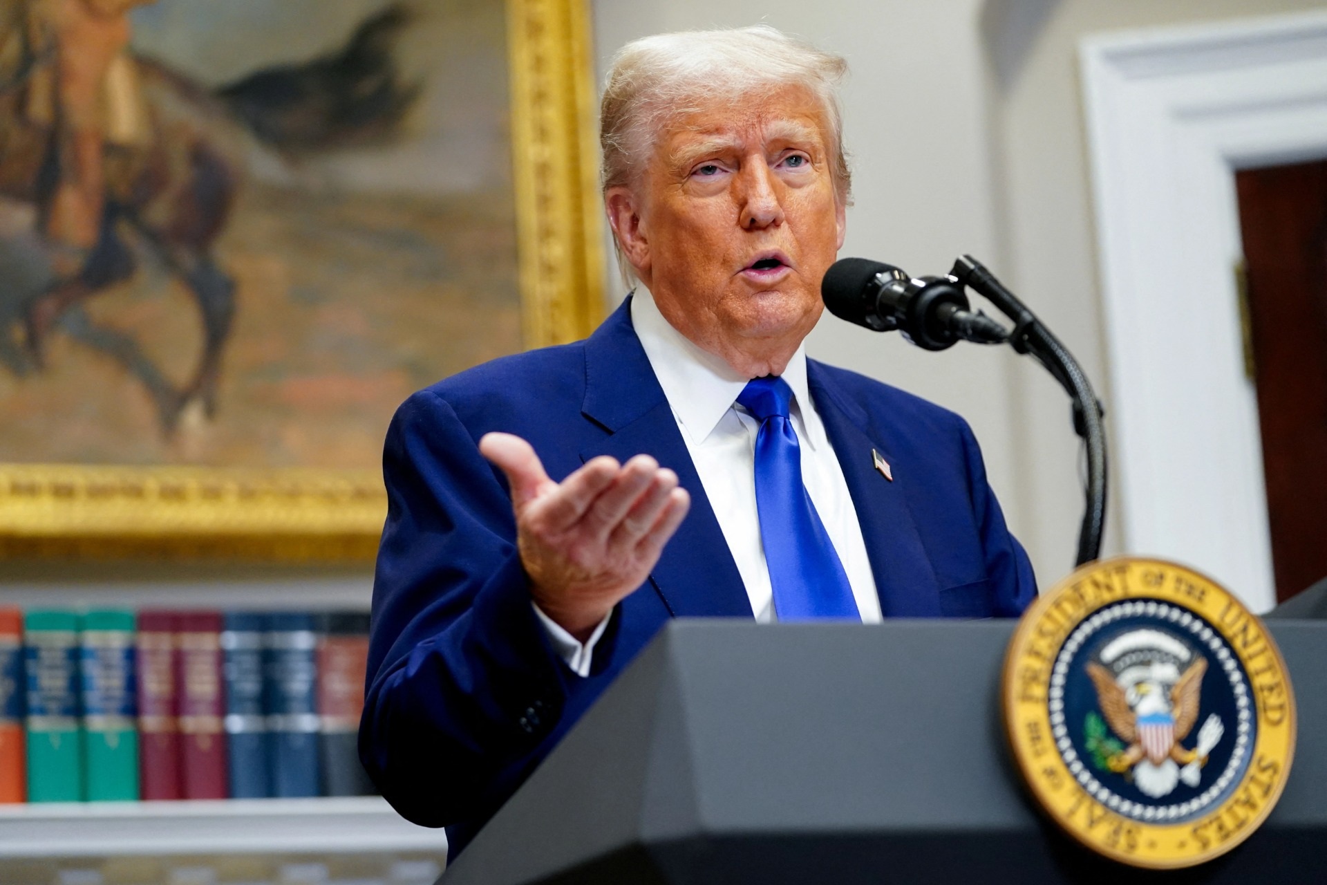 Ông Trump dừng đàm phán, gửi thư thông báo thuế cho các nước