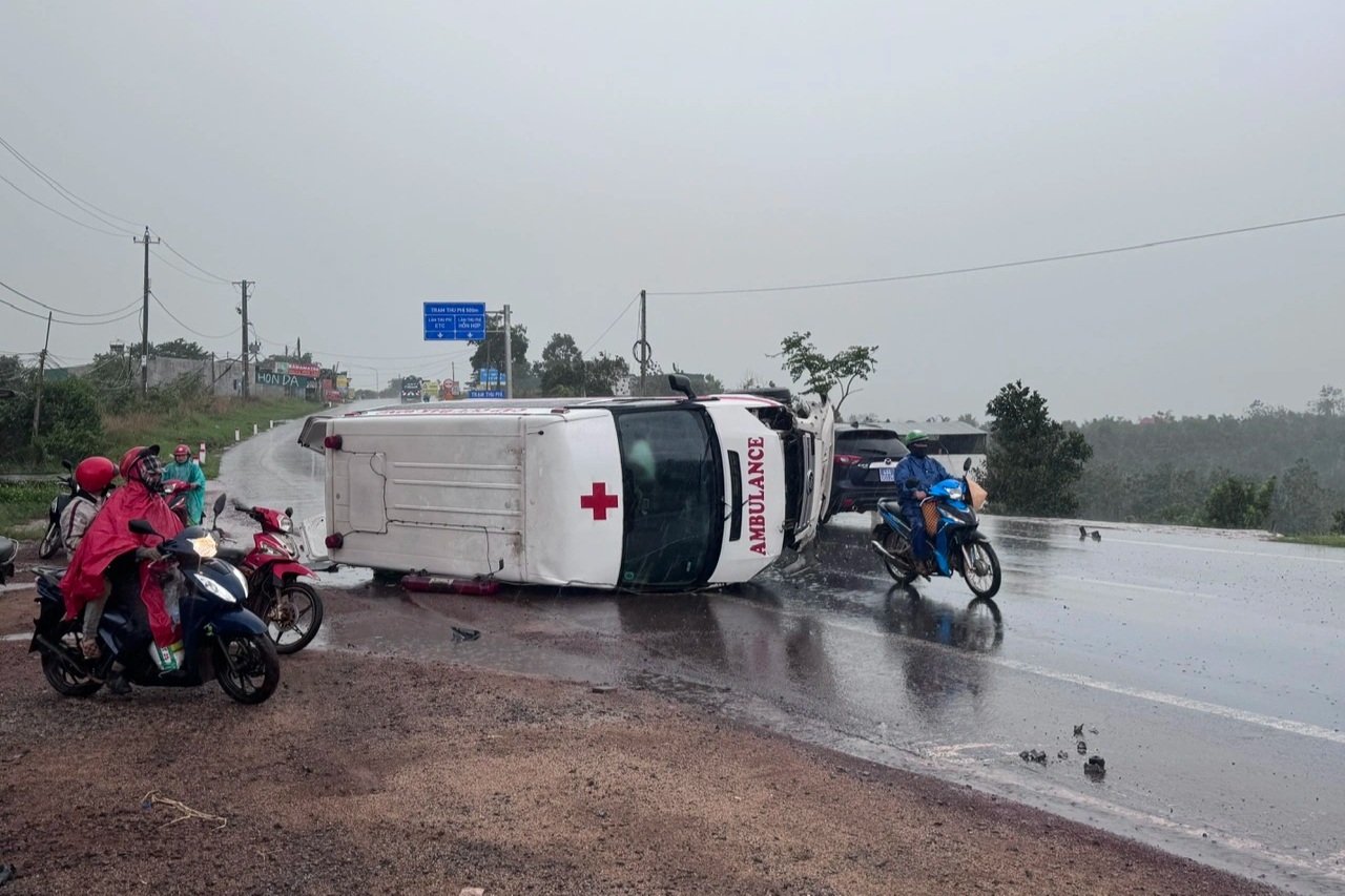 Xe cấp cứu lật nghiêng sau va chạm với ô tô, ít nhất 3 người bị thương