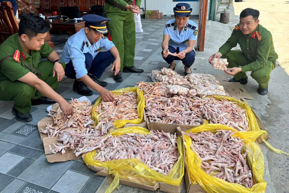 Gần 500kg chân gà, đuôi lợn "bẩn" trong kho công ty thực phẩm sạch