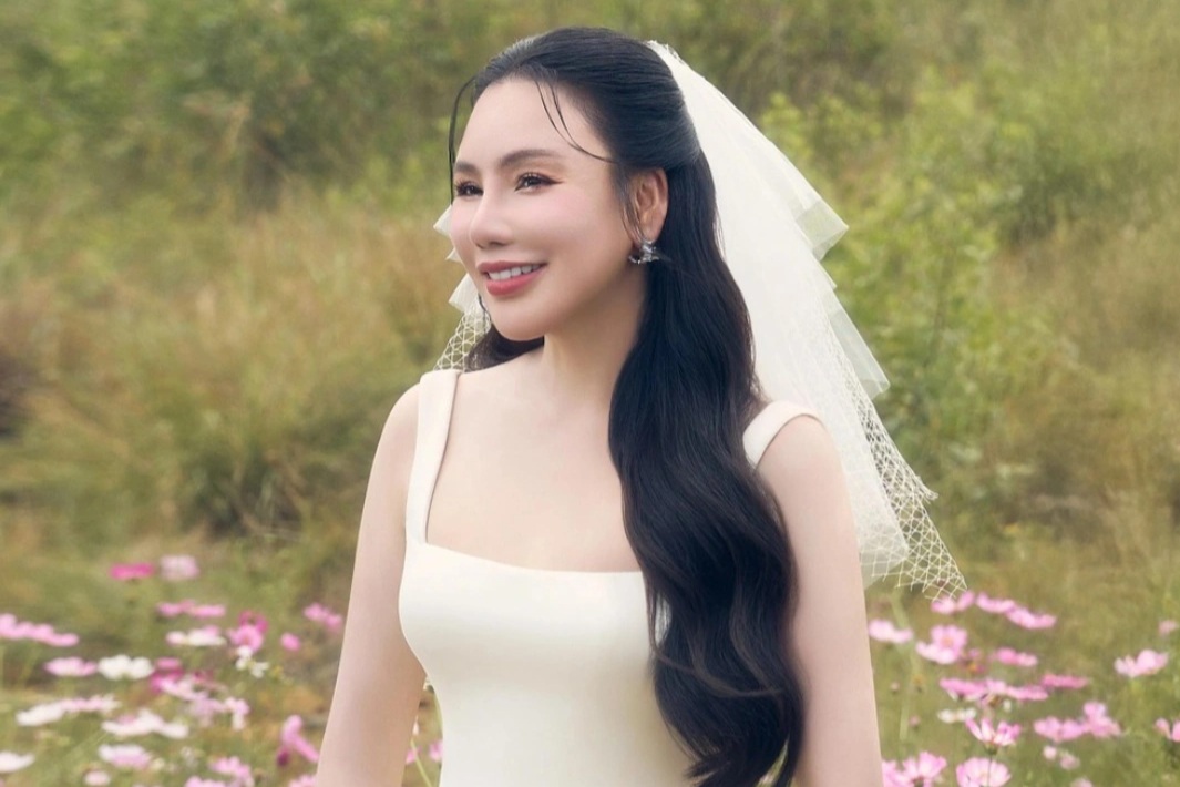 Ca sĩ Hồ Quỳnh Hương kết hôn ở tuổi 45
