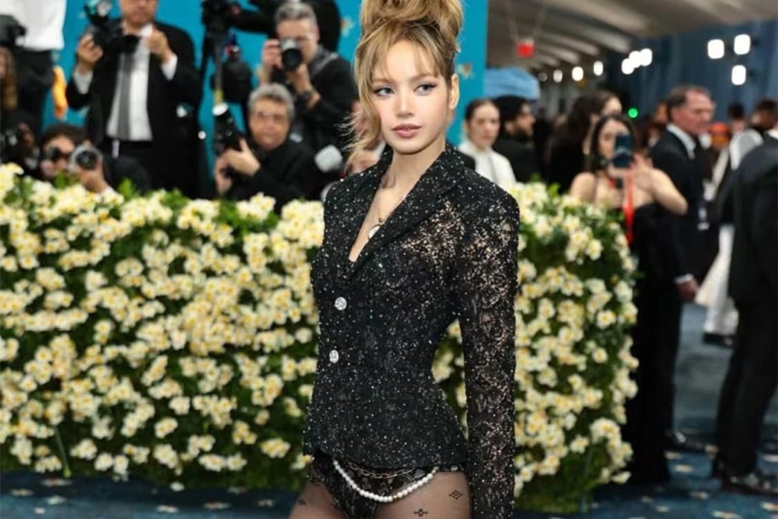 Quần tất của Lisa tại Met Gala giá 13 triệu đồng vẫn "cháy hàng"